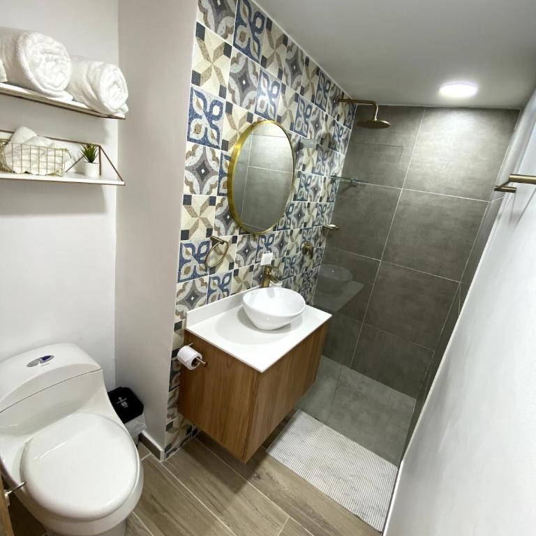 Apartamento frente al mar cerca al aeropuerto - One-Bedroom Apartment with Balcony and City View - 12