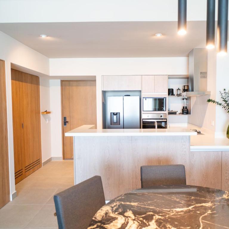 Signature Lux Condo US Consulate & The Harbor Mall - Three-Bedroom Apartment - 8