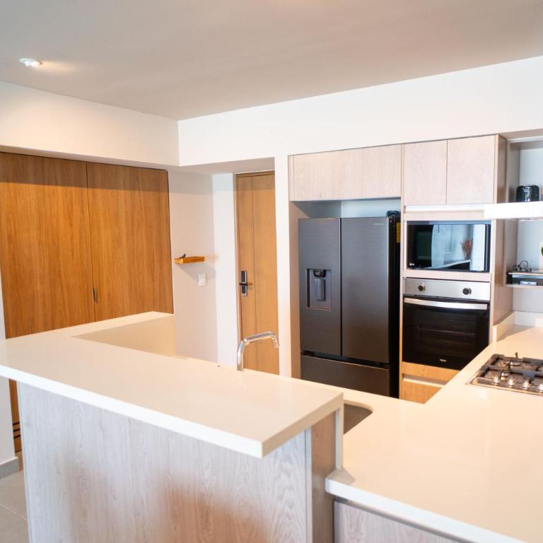 Signature Lux Condo US Consulate & The Harbor Mall - Three-Bedroom Apartment - 12