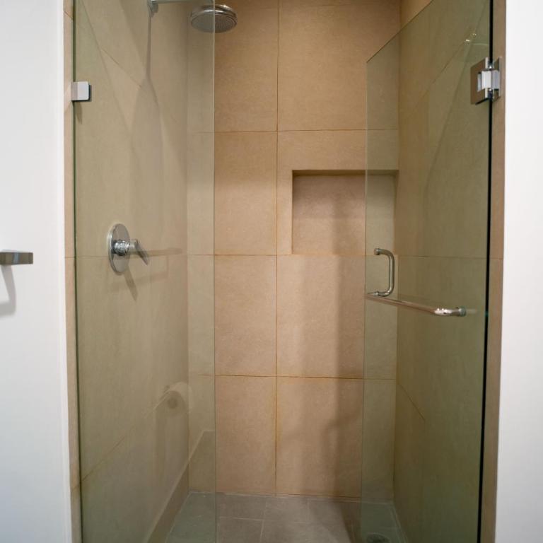 Signature Lux Condo US Consulate & The Harbor Mall - Three-Bedroom Apartment - 32