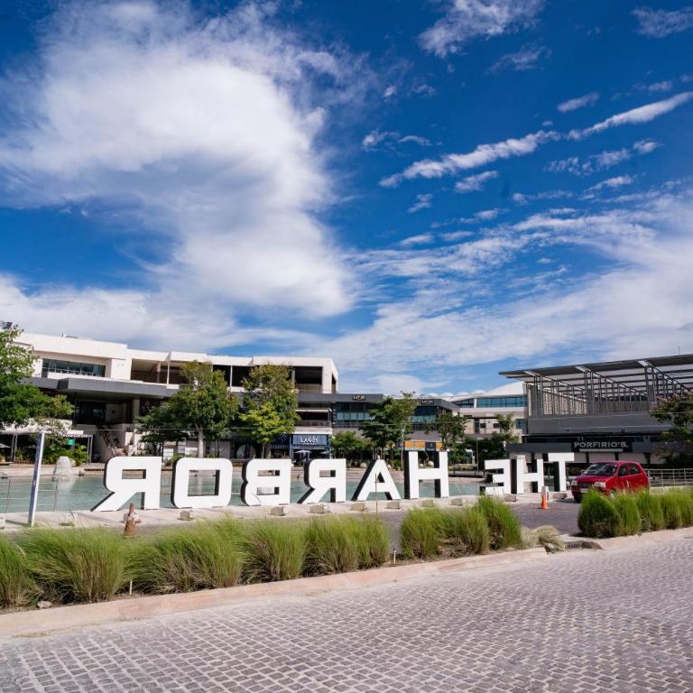Signature Lux Condo US Consulate & The Harbor Mall - Three-Bedroom Apartment - 63