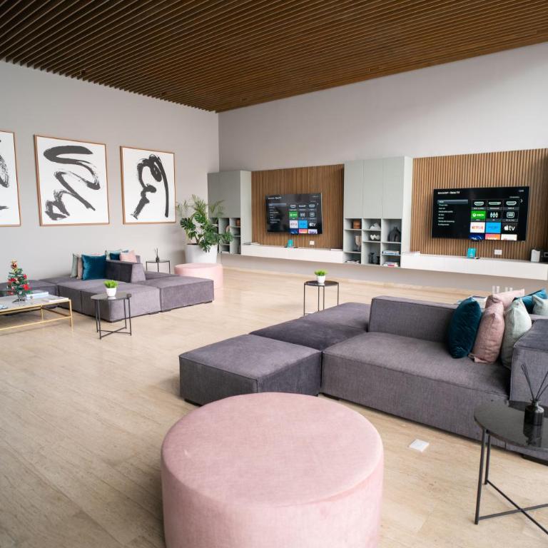 Signature Lux Condo US Consulate & The Harbor Mall - Three-Bedroom Apartment - 55