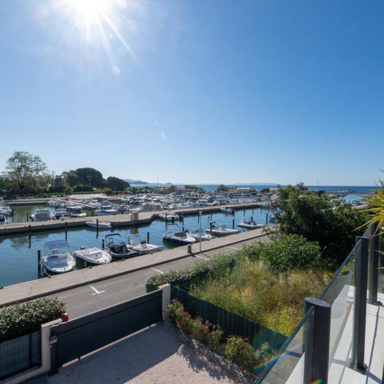 SUPERBE VILLA VUE MER JUSQU'A 14 COUCHAGES La LONDE LES MAURES Entre HYERES et Le LAVANDOU 4 Etoiles PISCINE CHAUFFEE - Four-Bedroom House - 14