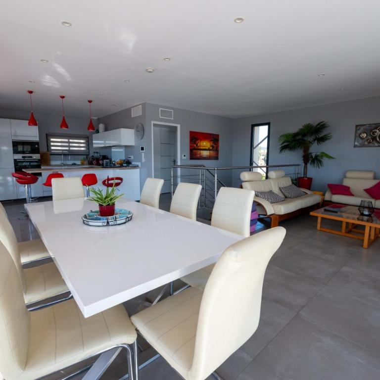SUPERBE VILLA VUE MER JUSQU'A 14 COUCHAGES La LONDE LES MAURES Entre HYERES et Le LAVANDOU 4 Etoiles PISCINE CHAUFFEE - Four-Bedroom House - 20