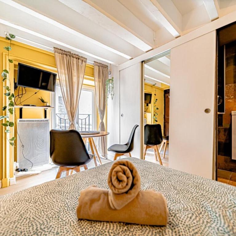 Warm and well-appointed studio Foch Masséna district - Apartment - 4