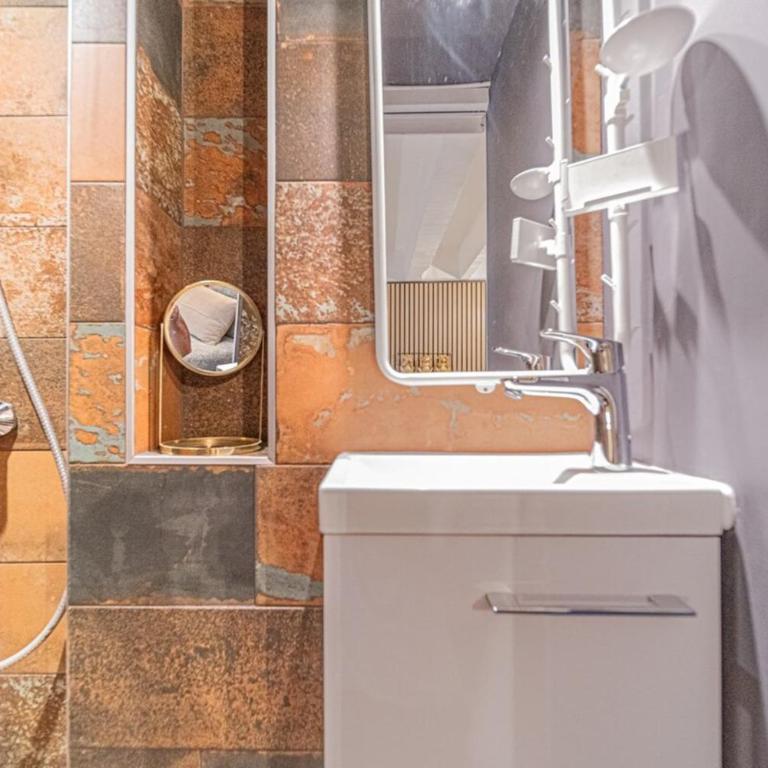 Warm and well-appointed studio Foch Masséna district - Apartment - 7