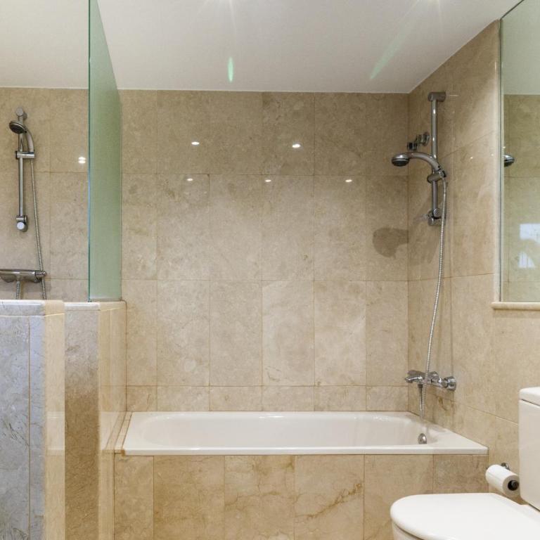 Modern apartment with pool on the beachfront in Marbella by SharingCo - Apartamento de 3 dormitorios con balcón - 9