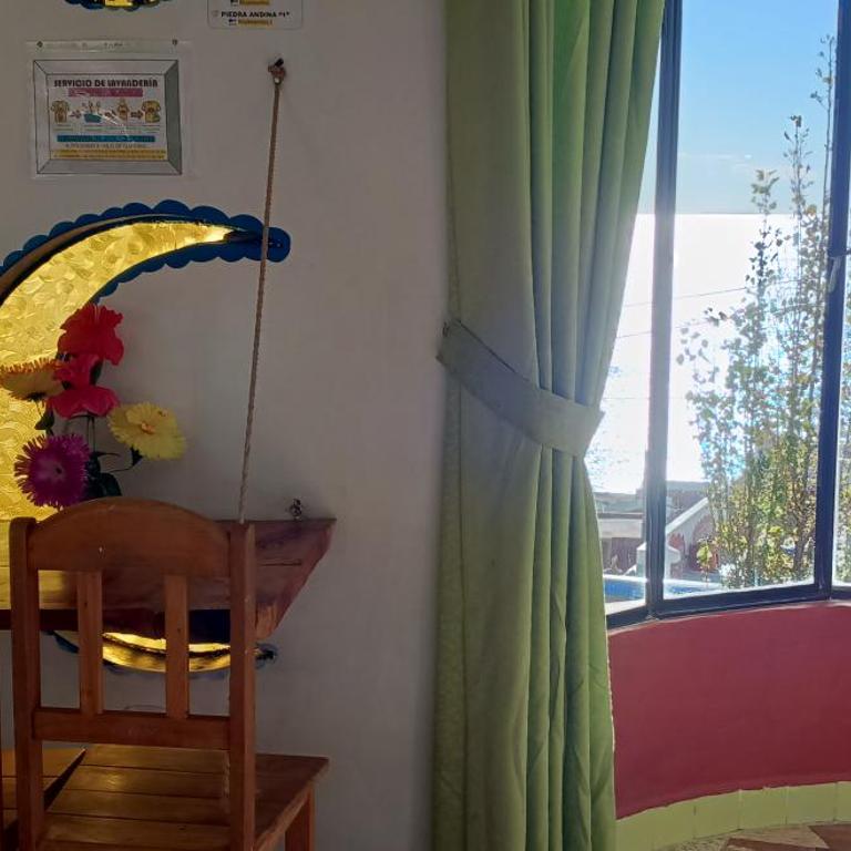 Hostal Piedra Andina - Habitación con cama extragrande y vistas al lago - 3