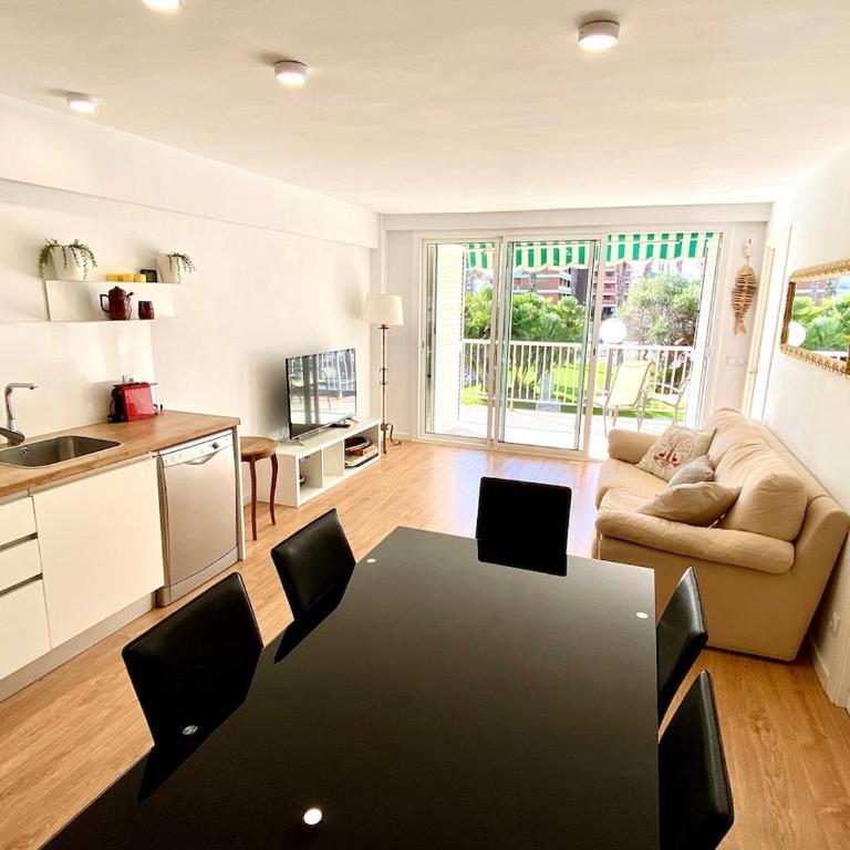 Apartment in Salou - Three-Bedroom Apartment - 2