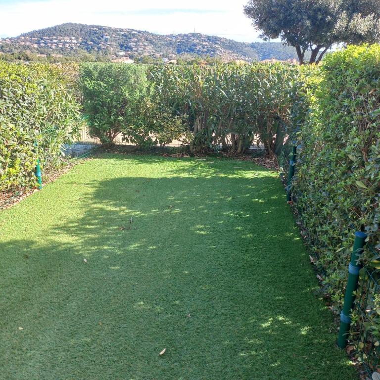 Appartement classé 2 étoiles, rez de jardin Les ISSAMBRES vue sur le golfe de St Tropez - Appartement 1 Chambre - 42