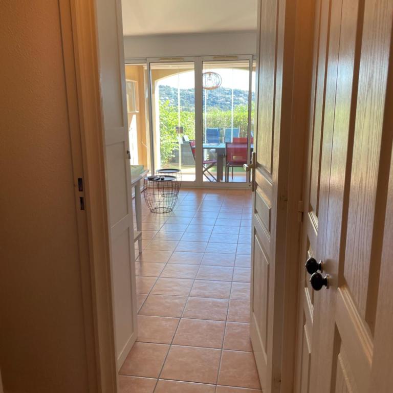 Appartement classé 2 étoiles, rez de jardin Les ISSAMBRES vue sur le golfe de St Tropez - Appartement 1 Chambre - 12