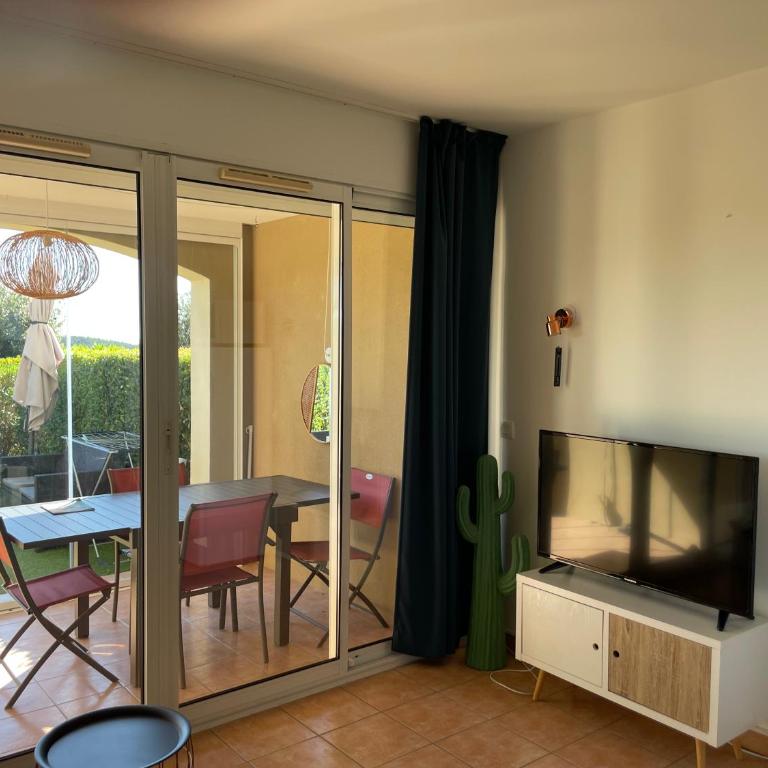 Appartement classé 2 étoiles, rez de jardin Les ISSAMBRES vue sur le golfe de St Tropez - Appartement 1 Chambre - 13