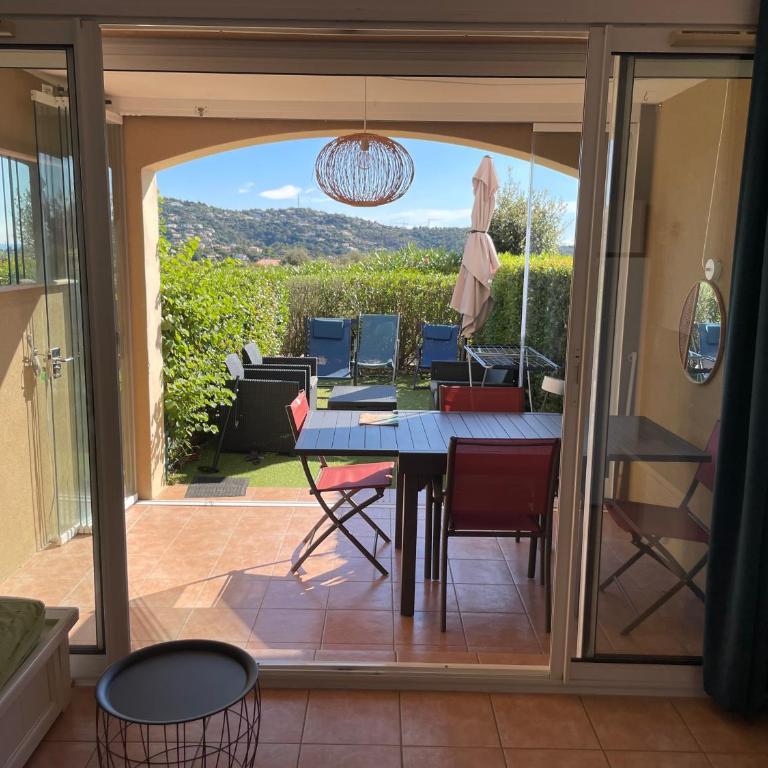 Appartement classé 2 étoiles, rez de jardin Les ISSAMBRES vue sur le golfe de St Tropez - Appartement 1 Chambre - 11