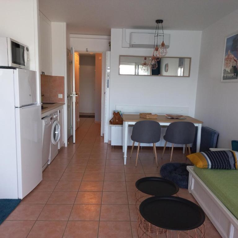 Appartement classé 2 étoiles, rez de jardin Les ISSAMBRES vue sur le golfe de St Tropez - Appartement 1 Chambre - 6