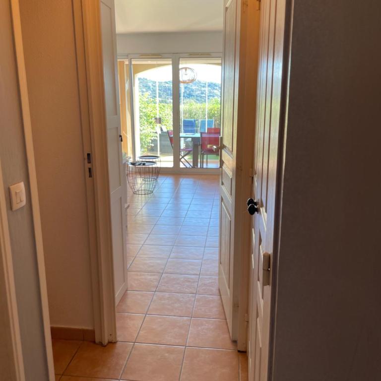Appartement classé 2 étoiles, rez de jardin Les ISSAMBRES vue sur le golfe de St Tropez - Appartement 1 Chambre - 40
