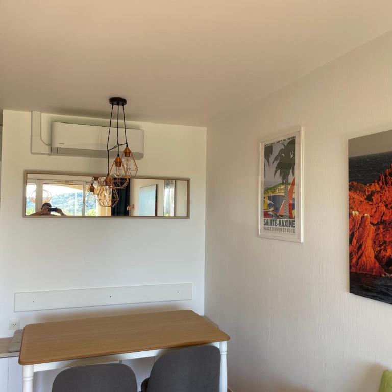 Appartement classé 2 étoiles, rez de jardin Les ISSAMBRES vue sur le golfe de St Tropez - Appartement 1 Chambre - 17