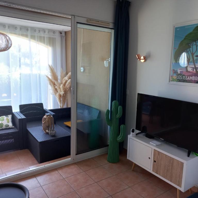 Appartement classé 2 étoiles, rez de jardin Les ISSAMBRES vue sur le golfe de St Tropez - Appartement 1 Chambre - 34