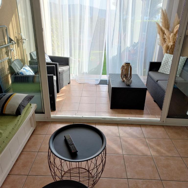 Appartement classé 2 étoiles, rez de jardin Les ISSAMBRES vue sur le golfe de St Tropez - Appartement 1 Chambre - 36