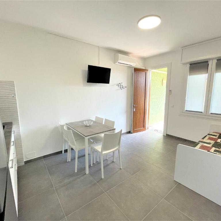 Modern flat in a villa with pool - Apartment - 7