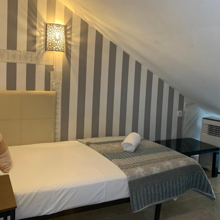 Málaga Centro Hostel - Habitación Doble Económica con baño compartido - 1 o 2 camas - 4