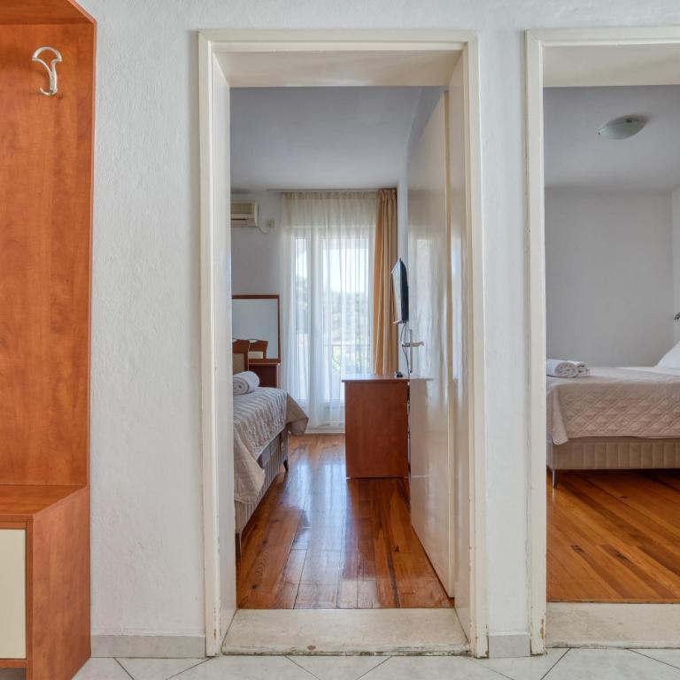Guesthouse Drašković - Two-Bedroom Apartment with Terrace - 7