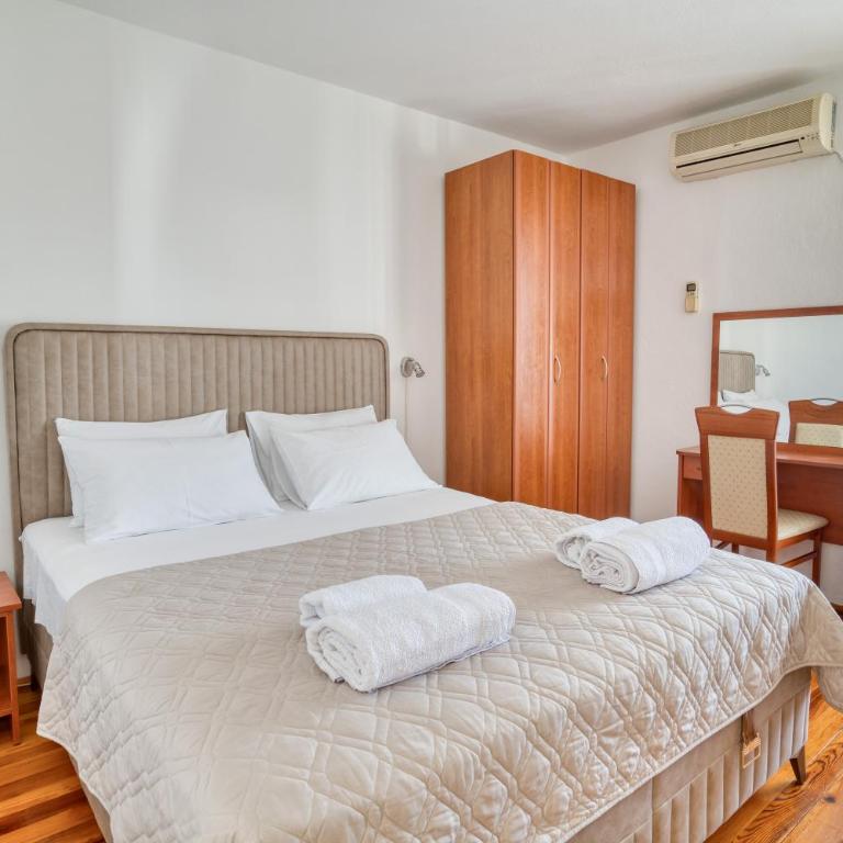 Guesthouse Drašković - Two-Bedroom Apartment with Terrace - 17