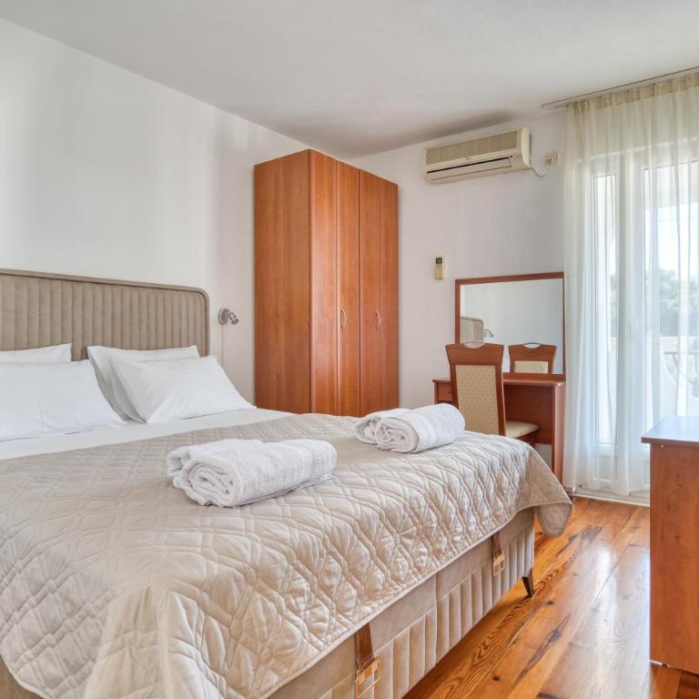 Guesthouse Drašković - Two-Bedroom Apartment with Terrace - 8