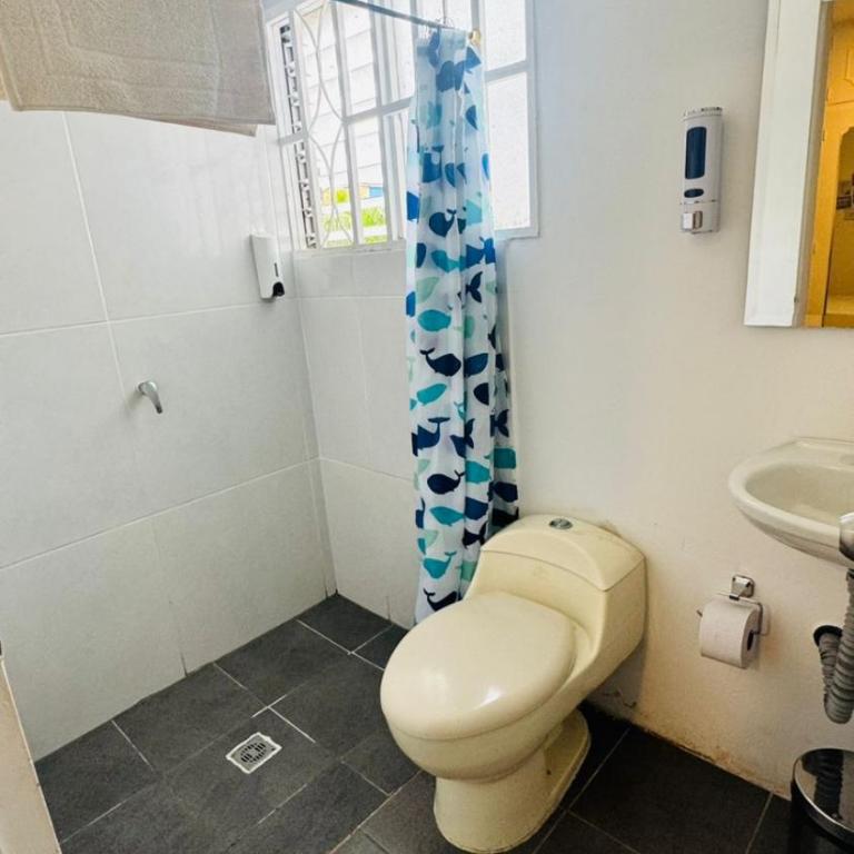 Baku Laureles Hostel - Habitación Doble con baño privado - 2