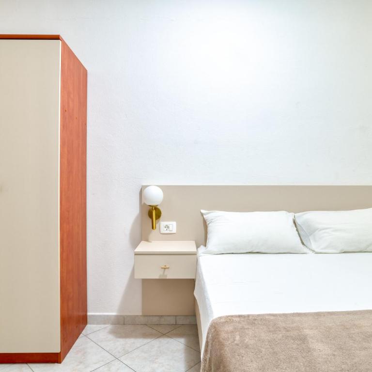 Guesthouse Drašković - Family Room with Balcony - 12