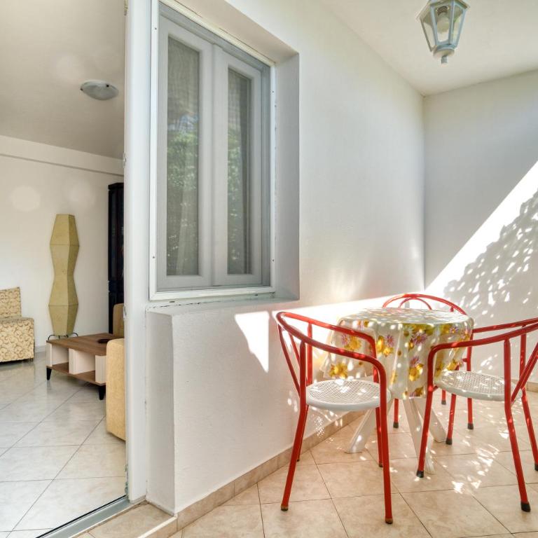 Guesthouse Drašković - Family Room with Balcony - 15