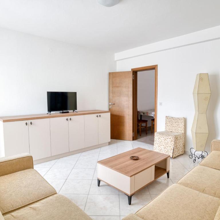 Guesthouse Drašković - Family Room with Balcony - 20