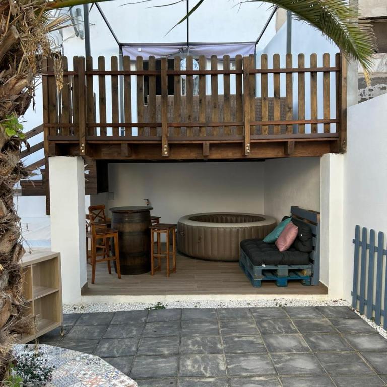 A house with a garden, garage, sauna, and jacuzzi - Casa de 2 dormitorios - 1