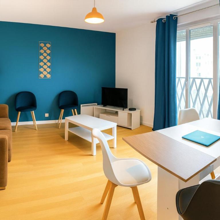 Close to Paris, Metro,RER, 6 People, PKG - Two-Bedroom Family Apartment - 37