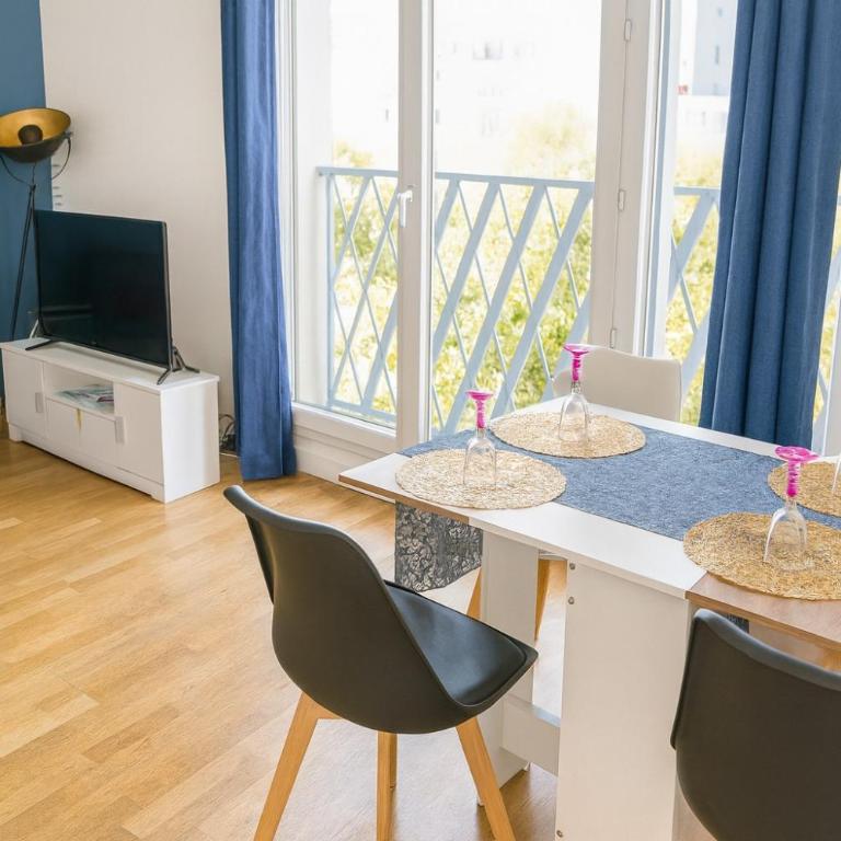 Close to Paris, Metro,RER, 6 People, PKG - Two-Bedroom Family Apartment - 40