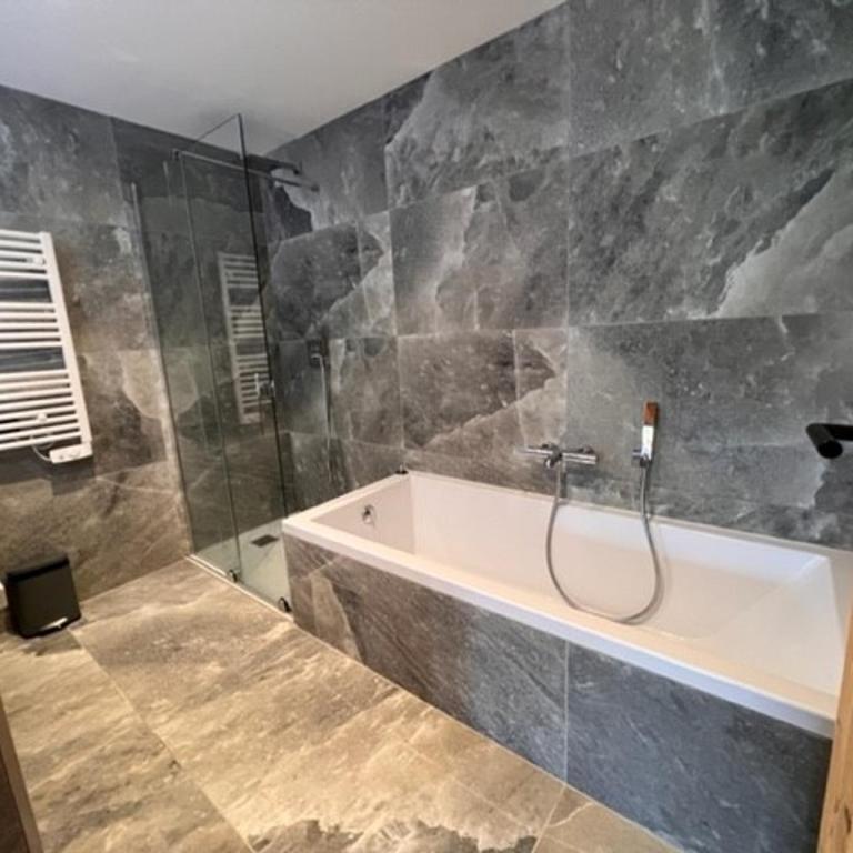 Appartement spacieux • Parking • WIFI gratuit • Billard • Spa - FR-1-275-187 - Apartment - 12