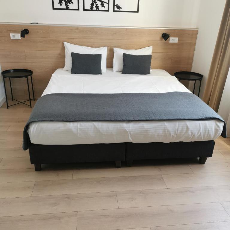 Viktor Luxury Suites - Deluxe Double Room - 1