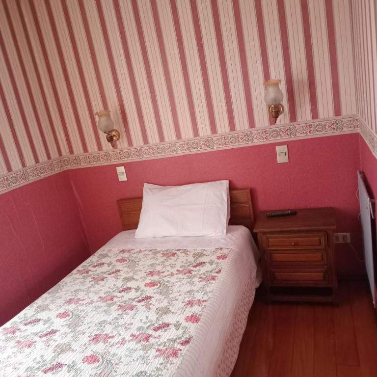 Hostal Punto Austral - Single Room with Shared Bathroom - 1