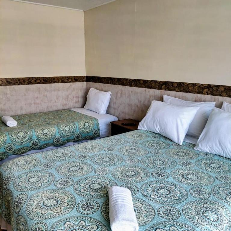 Hostal Punto Austral - Triple Room with Private Bathroom - 1