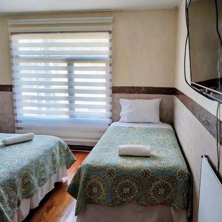 Hostal Punto Austral - Twin Room with Private Bathroom - 1