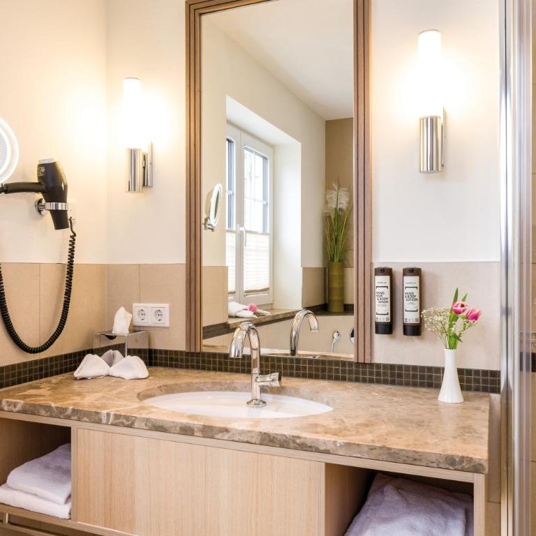 Villa Ludwig Suite Hotel - Komfort Suite mit Schlossblick - 8