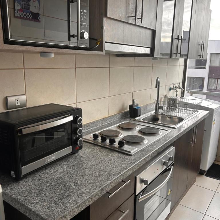Lindo y agradable, hogar de paso, cómodo - Three-Bedroom Apartment - 12