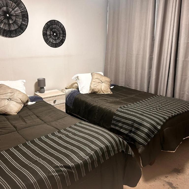 Lindo y agradable, hogar de paso, cómodo - Three-Bedroom Apartment - 13