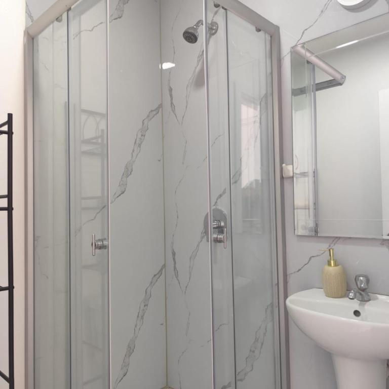 Suites & Estudios Inglaterra II - Deluxe Suite - 6