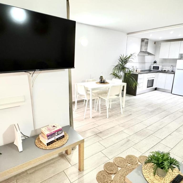 Sur y Sol Junto al Mar by Deihu Experiences - Apartamento Deluxe de 1 dormitorio con vistas al jardín - 2