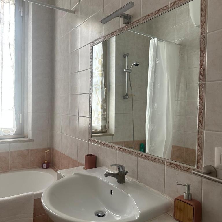 Elena's House - Three-Bedroom Apartment with Balcony - 24