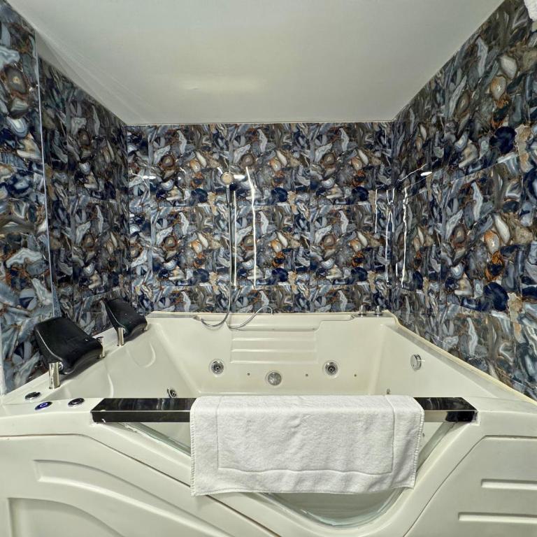 City Tower Hotel - Suite con bañera de hidromasaje - Cama extragrande - 5