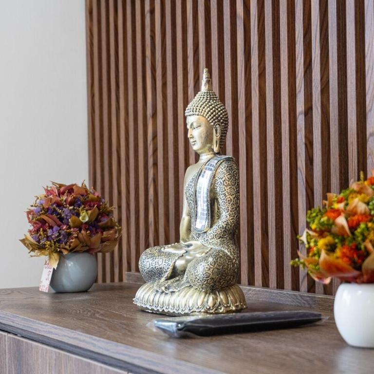 Cozy Immaculate Escape with Prime Luxury Location - Three-Bedroom Apartment - 20