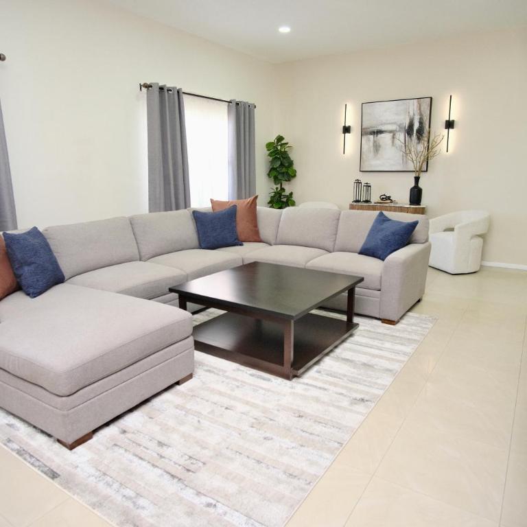 Rio Suites - Three-Bedroom Apartment - 2