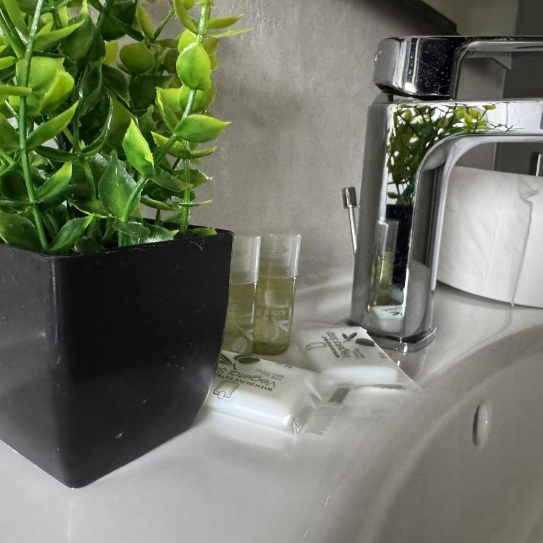 Modena Station - Suite H24 - Camera Quadrupla con Bagno Privato - 13