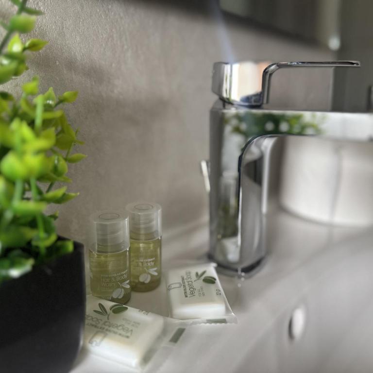 Modena Station - Suite H24 - Camera Quadrupla con Bagno Privato - 12